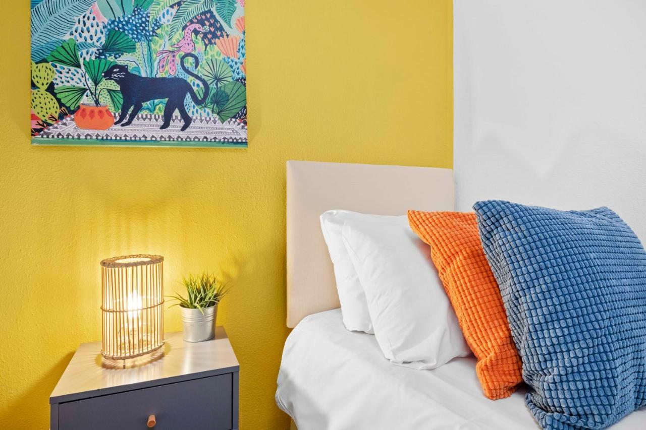 Queens Apartment - By My Getaways - Free Parking For One Car 브라이턴 외부 사진